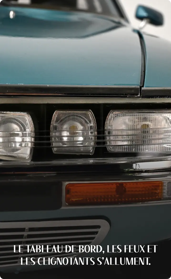 Le tableau de bord, les feux et les clignotants s’allument.